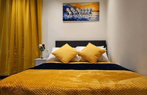 St. Helen's Condo | Elegant Spacious London Flat B