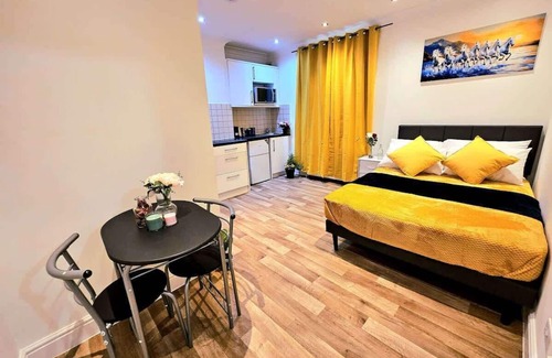St. Helen's Condo | Elegant Spacious London Flat B