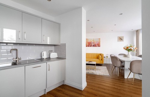 Brentwood Apartment | Elegant, Spacious , Luxury 2 bed, apartment with Parking