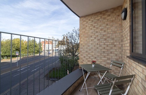 Brentwood Apartment | Elegant, Spacious , Luxury 2 bed, apartment with Parking