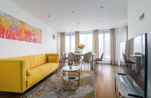 Brentwood Apartment | Elegant, Spacious , Luxury 2 bed, apartment with Parking