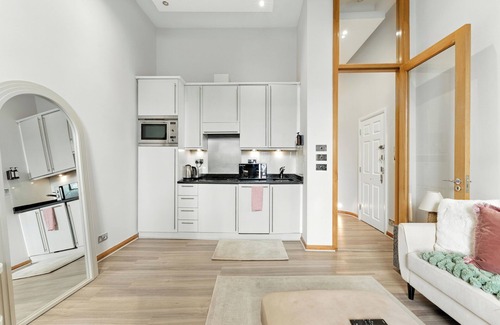 Queen's Gate Apartment | Elegant Stay Easy Access to Heathrow & City