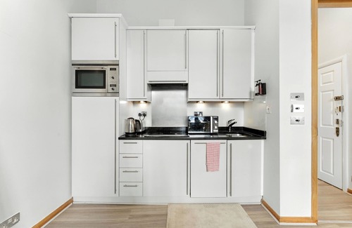 Queen's Gate Apartment | Elegant Stay Easy Access to Heathrow & City