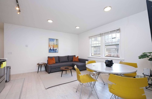 West End Apartment | Elegant & Stocked Condo in the Heart of Vancouver