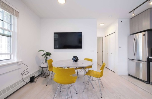 West End Apartment | Elegant & Stocked Condo in the Heart of Vancouver