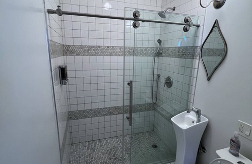 Westlake Apartment | Elegant Studio in Los Angeles: 420 Friendly