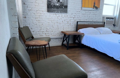 Westlake Apartment | Elegant Studio in Los Angeles: 420 Friendly