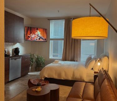 Marina del Rey Apartment | Elegant Suite at Marina-Venice Beach with Pool, Jacuzzi, GYM by Holisticā Retreats