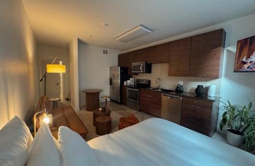 Marina del Rey Apartment | Elegant Suite at Marina-Venice Beach with Pool, Jacuzzi, GYM by Holisticā Retreats
