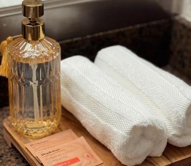 Marina del Rey Apartment | Elegant Suite at Marina-Venice Beach with Pool, Jacuzzi, GYM by Holisticā Retreats