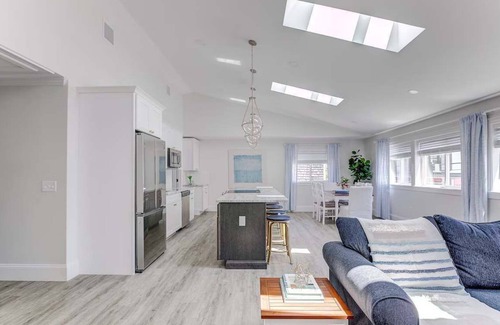 Historic Hill Condo | Elegant Thames St. Loft w/View of Town and Harbor
