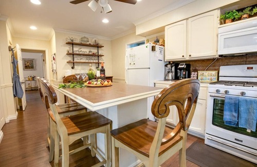 Kingsville House | Elegant Victorian Home Pool open May-Nov 1