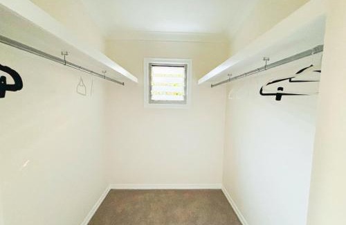 Kenmore House | Elegant Villa Near Shopping Mall