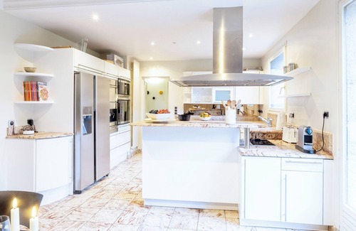Medan Villa | Elegant villa on the banks of the Seine