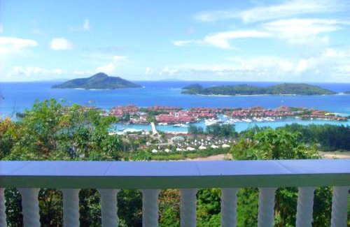 Zig Zag Ward Villa | Elegant Villa with Sea View in Victoria