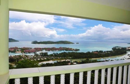 Zig Zag Ward Villa | Elegant Villa with Sea View in Victoria