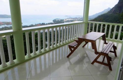 Zig Zag Ward Villa | Elegant Villa with Sea View in Victoria