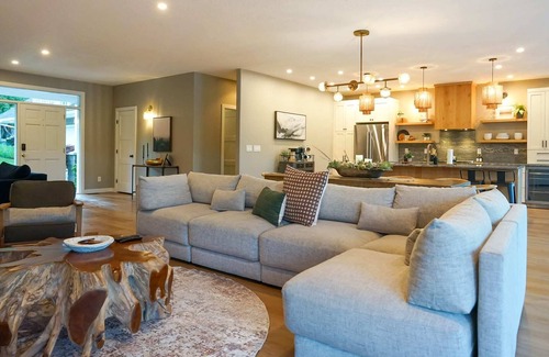 Post Falls House | Elegant Waterfront Retreat | Dock, Deck & Spa Bath