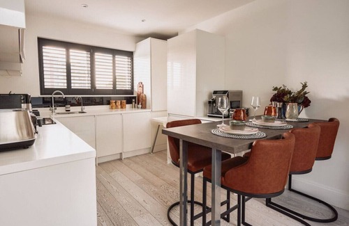 Fulham Apartment | Elegantly Stylish Fulham Apartment with Terrace
