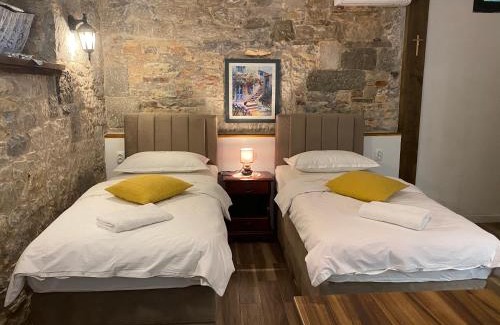 Split House | Elena Rooms