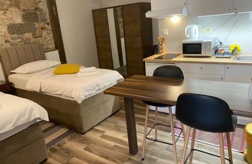 Split House | Elena Rooms