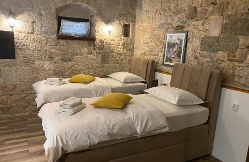 Split House | Elena Rooms