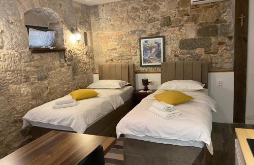 Split House | Elena Rooms