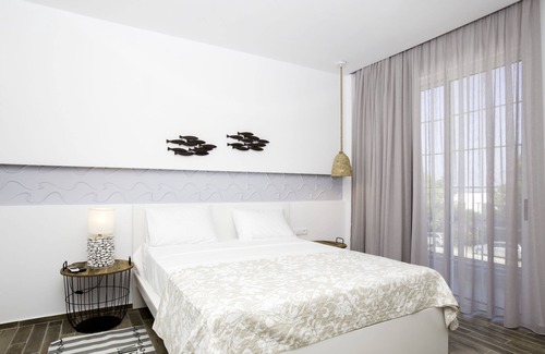 Ixia House | Elenis Philoxenia
