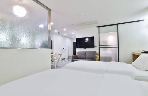 Chinju Hotel | Elephant Shower Hotel