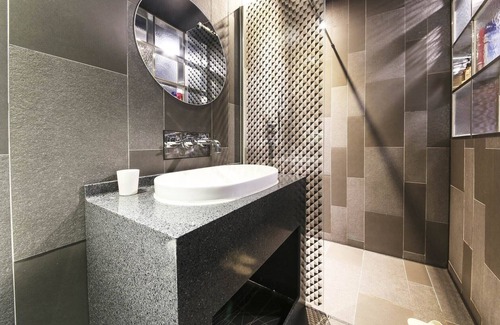 Chinju Hotel | Elephant Shower Hotel