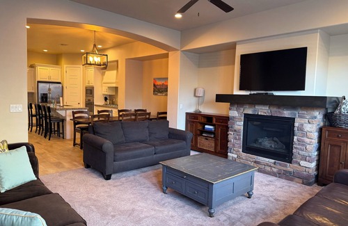 Washington House | Elevate Your Escape: 4-bedroom retreat for relaxation & adventure, 2 pools/spas