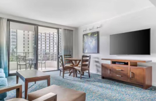 Waikiki Resort | Elevate Your Hawaiian Getaway at Lagoon Tower by Hilton – 2 Bedroom Ocean View