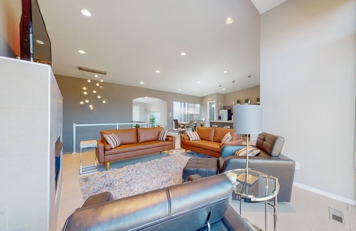Andersonville House | Elevated lake-view escape w/free attraction tickets, movie room, & sun room