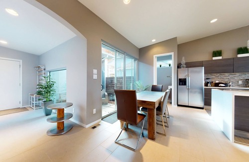 Andersonville House | Elevated lake-view escape w/free attraction tickets, movie room, & sun room