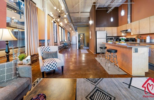 Raynolds Addition Apartment | Elevated Route 66 ABQ Penthouse- An Irvie Home
