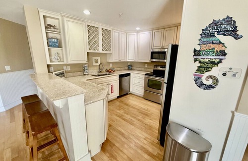 Tybee Island Condo | Elevator, Pets Welcome >5 min walk to Beach & Dining!