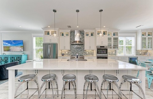 Bradenton Beach House | Elevator SPACIOUS Luxury Home Fab Reviews, Heated Pool/Spa, 3 min walk to beach!