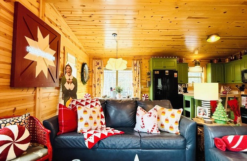 Pigeon Forge Cabin | ELF XMAS! Nothing like it in the area! See Dollywood fireworks! Color everywhere