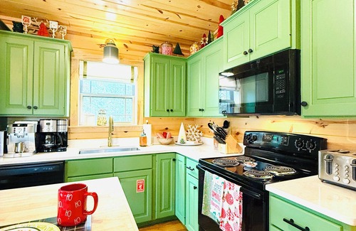 Pigeon Forge Cabin | ELF XMAS! Nothing like it in the area! See Dollywood fireworks! Color everywhere