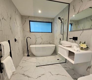 Frankton Apartment | Elia's House