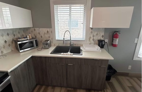 Leamington Apartment | Elias Plaza Apt 1 nStylish Apartment in the Heart of Downtown