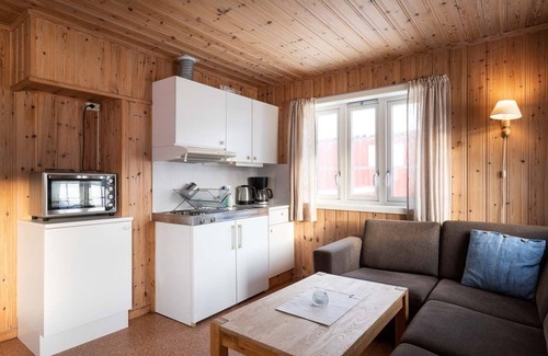 Hamnøya Hotel | Eliassen Rorbuer