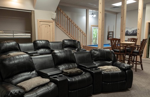 Pigeon Forge Ski Chalet | Elijah's Cabin 1 mile from Parkway has: Theater, Pool Table, Hot Tub, Pool, Wifi