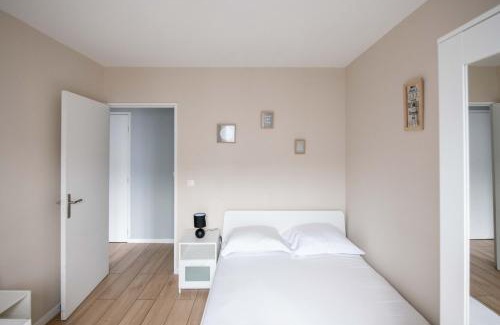 Le Bourget Apartment | ELISE DE ROCHE Équipé Balcon Parking RER B