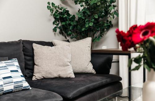 Miracle Mile Apartment | Elite 2BD in Miracle Mile