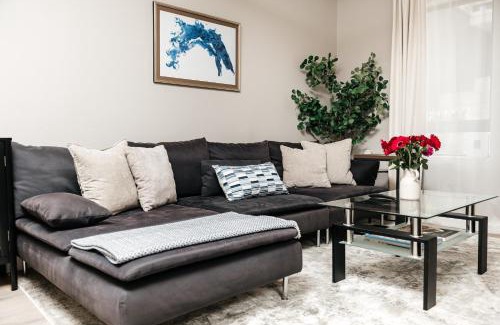 Miracle Mile Apartment | Elite 2BD in Miracle Mile