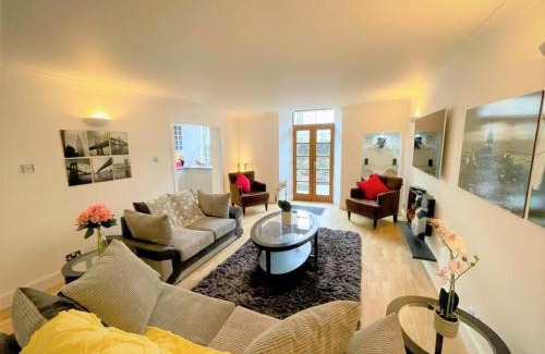 New Town Apartment | Elite 3 Bed New Town Apt with Private Walled Garden