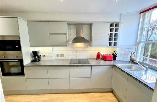 New Town Apartment | Elite 3 Bed New Town Apt with Private Walled Garden
