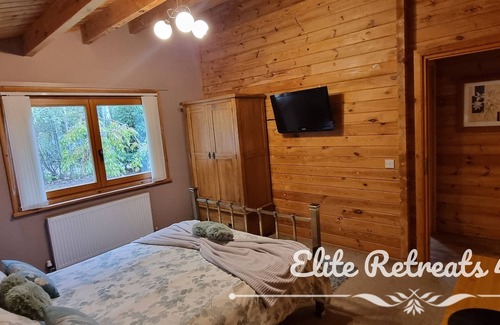 Dogdyke Cabin | Elite Retreats 4U Lakeside Hot Tub Log Cabin at Tattershall Lakes Park