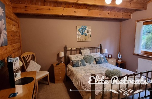 Dogdyke Cabin | Elite Retreats 4U Lakeside Hot Tub Log Cabin at Tattershall Lakes Park